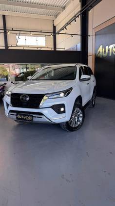 TOYOTA HILUX SW4 2.8 D-4D TURBO DIESEL SRX 4X4 AUTOMÁTICO